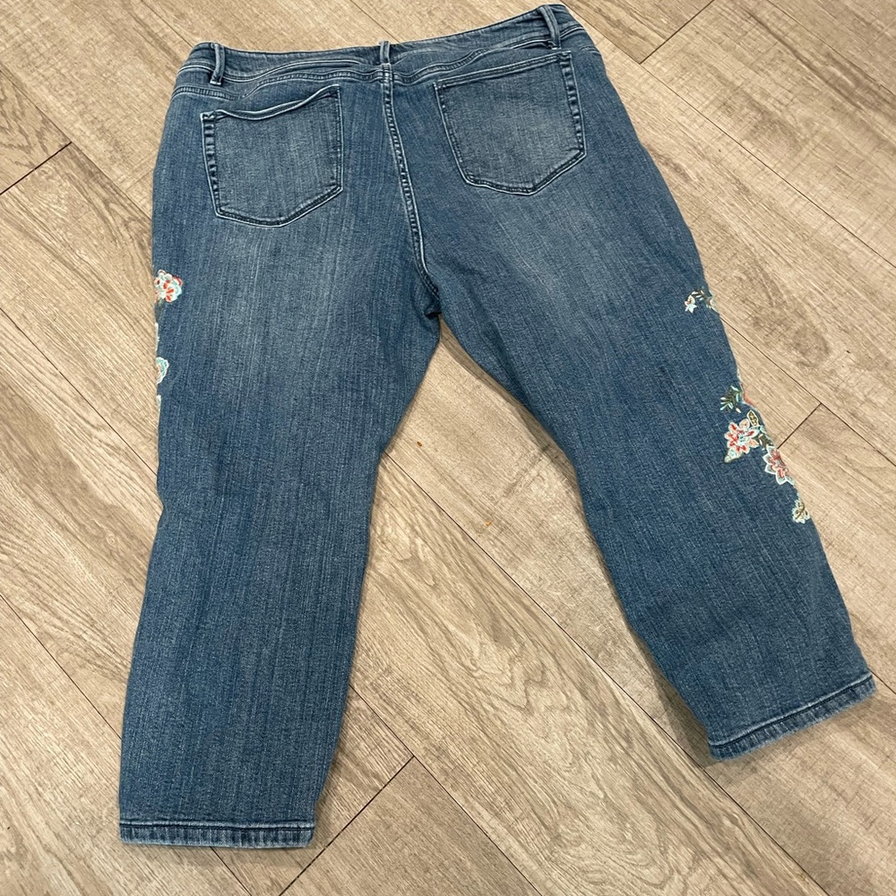 J. Jill Authentic Fit Cropped Denim Floral embroidery size 16 Pocket jeans - Picture 2 of 5